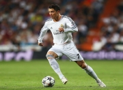 开云足球直播-F1新赛季揭幕战之夜，拉亚刷新纪录，速度与意志的极限交响