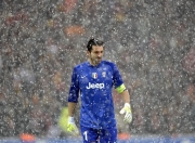 开云体育APP下载-当东方篮球哲学遇上NBA巨兽，广东队战术完胜尼克斯，浓眉哥如何统治全场？