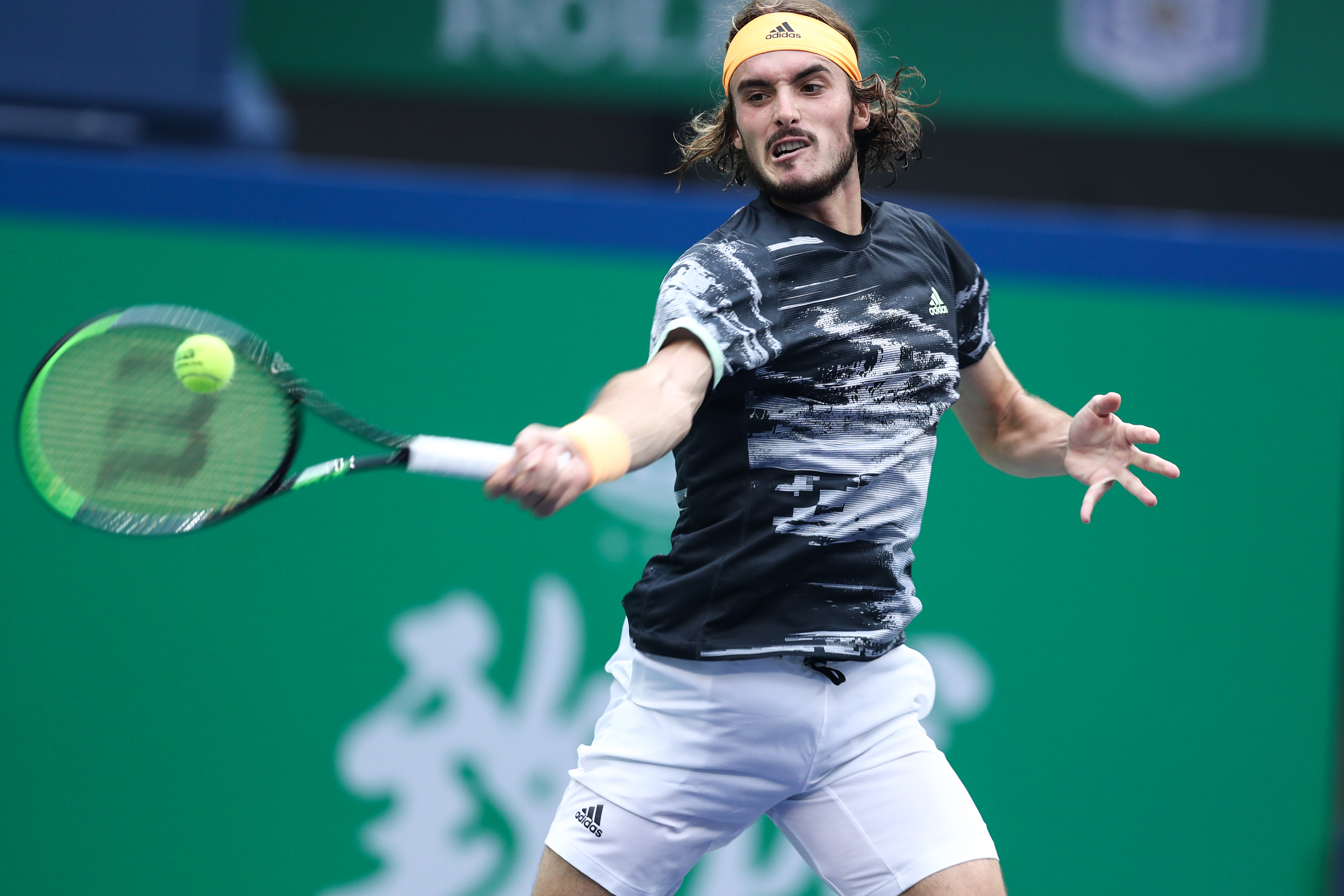 关于日本网球队力克世界网球队，西西帕斯统治全场的信息