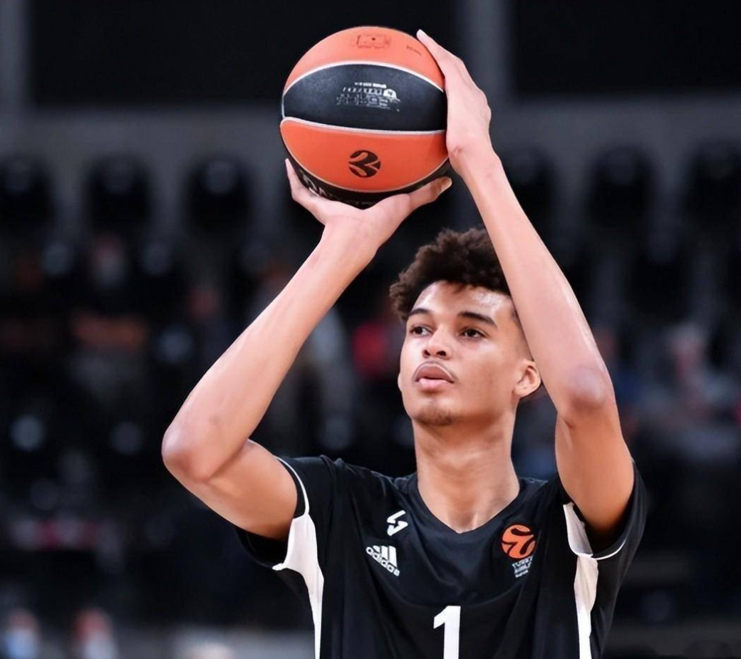 巴西男篮爆冷马刺，拉文完成帽子戏法的简单介绍