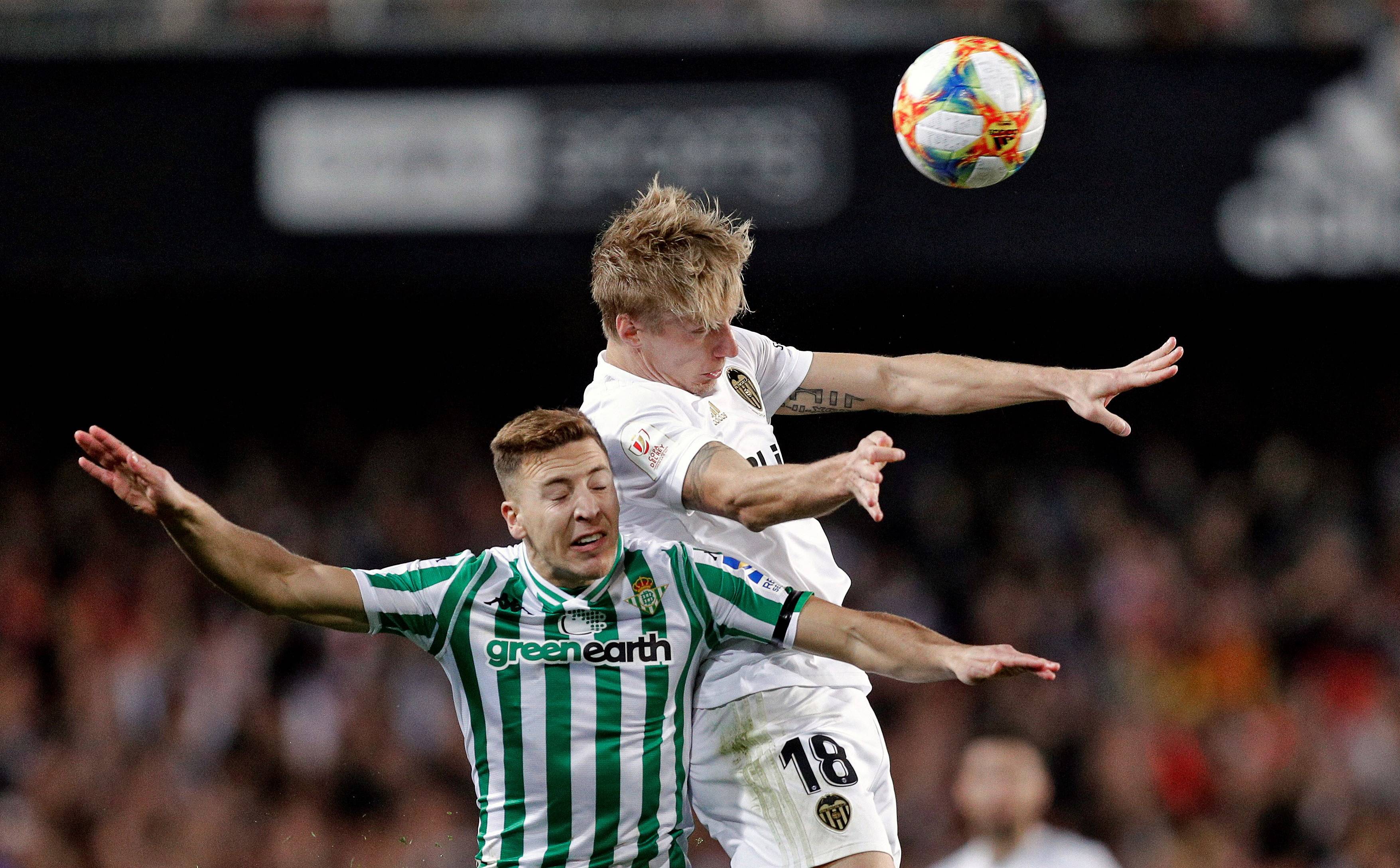 关于足球赛事精彩纷呈，看官们尽享视听盛宴的信息