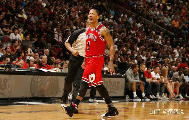 死命苦战！球员前赴后继力争胜利