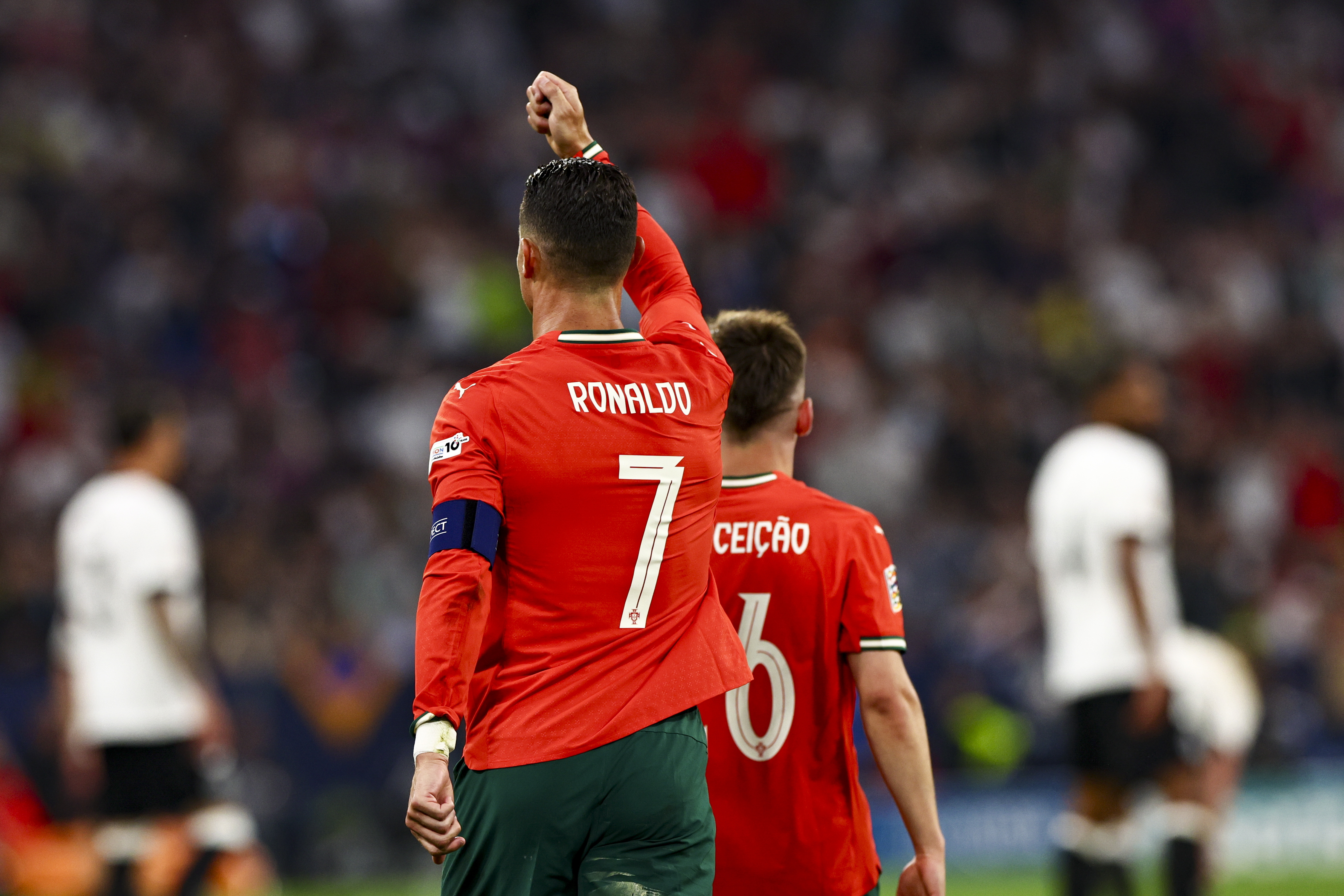 包含葡萄牙大胜荷兰，成功跻身欧洲杯小组第一的词条