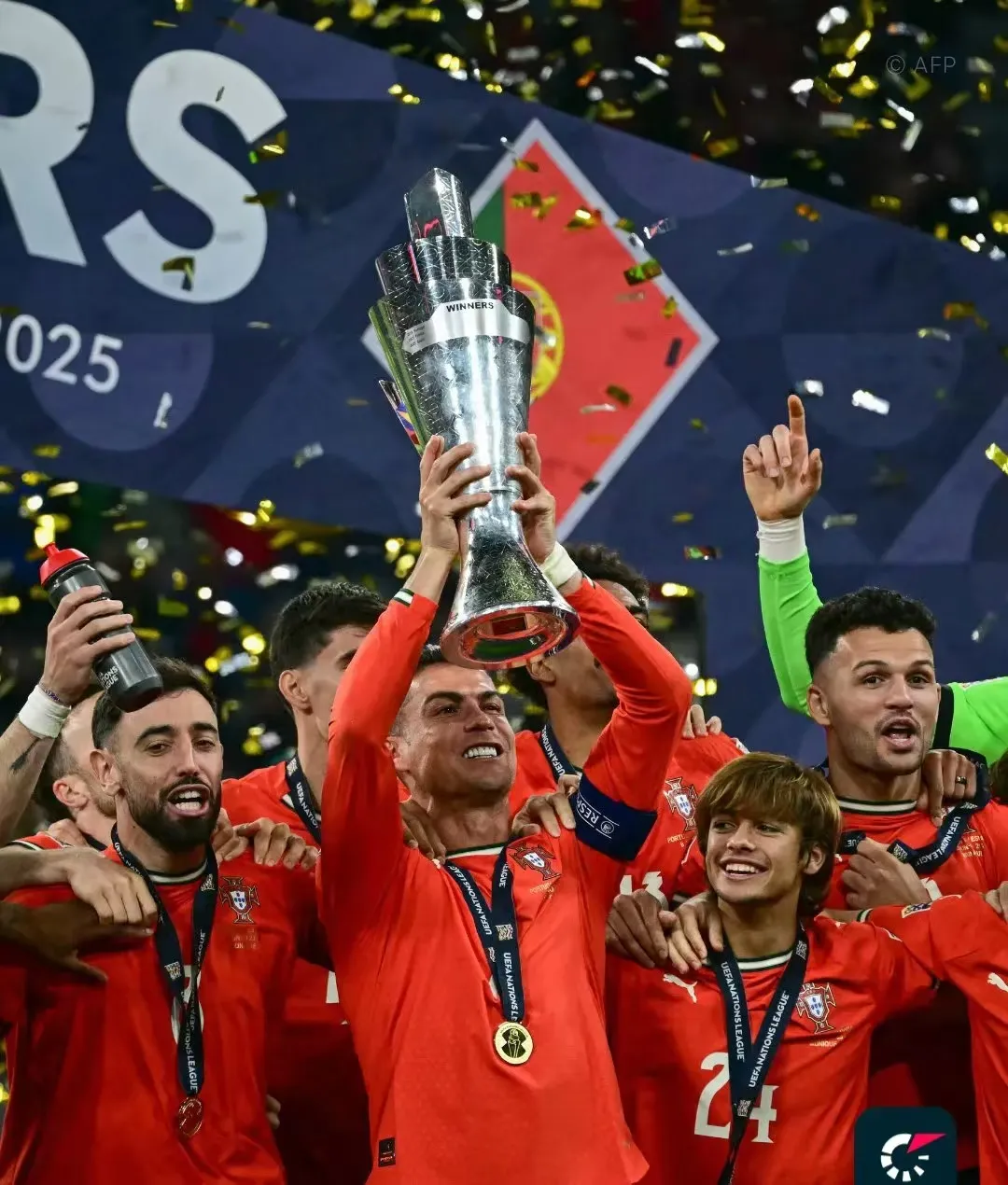 包含葡萄牙大胜荷兰，成功跻身欧洲杯小组第一的词条